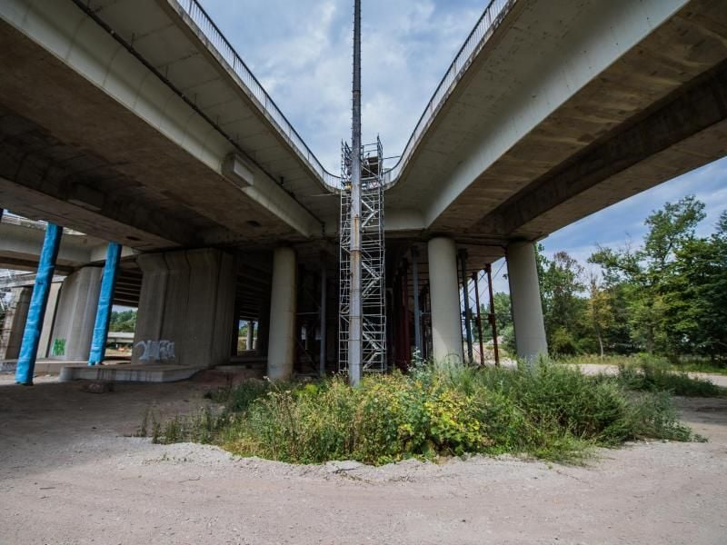 Das „Herzstück Ost” der Schiersteiner Brücke liegt auf einer Vielzahl von Stützen auf. Foto: Andreas Arnold/Archiv