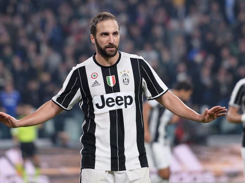 Gonzalo Higuaín fällt nach einem Schlag auf den Oberschenkel verletzt aus. Foto: Alessandro Di Marco