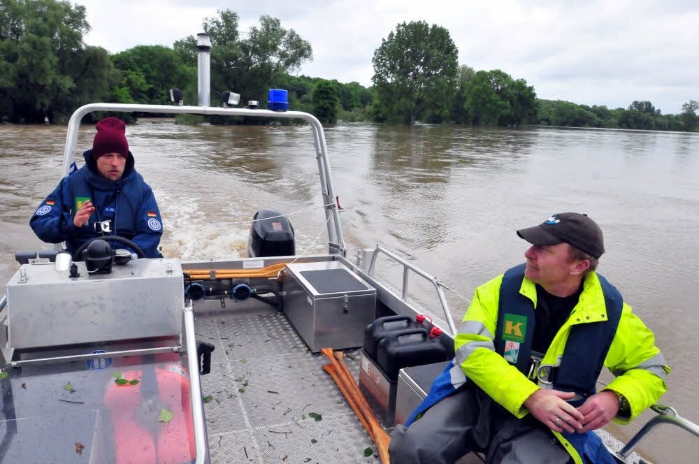 THW im Einsatz 2013: Beim Hochwasser war das Boot das einzige Verbindungsmittel zwischen Krasslau und Leina.