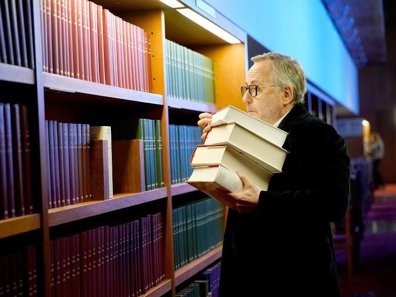 Der Literaturkritiker Jean-Michel (Fabrice Luchini) zweifelt an der Herkunft des Bestsellers. Foto: -/Neue Visionen Filmverleih/dpa
