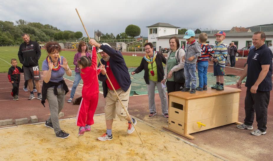 Bei der Arbeit mit Kindern ist Kita-Leiterin Birgit Ringler (3. v. l.) in ihrem Element.