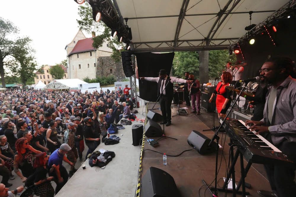 This is Ska Festival in Roßlau Diebe schlitzen Zeltplanen auf und