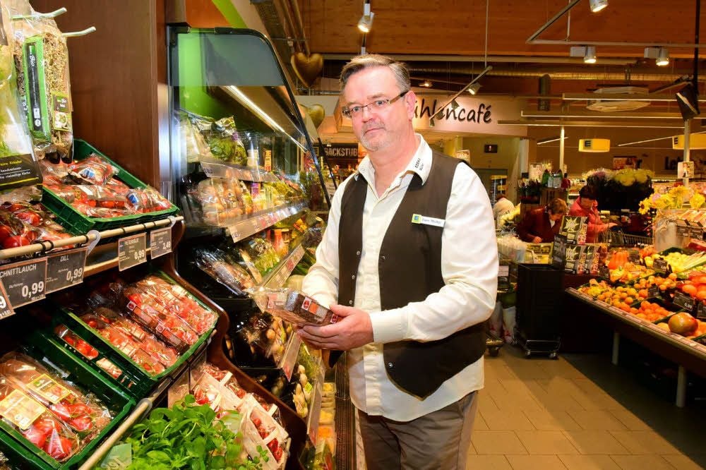 Supermarkt-Inhaber Steffen Müller räumt auch mal selbst die Waren ein.