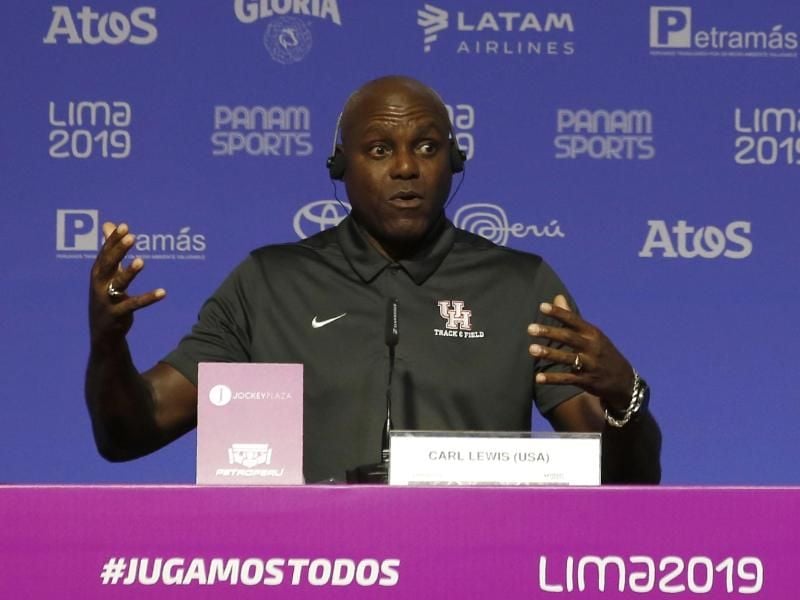 Carl Lewis bei einer Pressekonferenz in Lima. Foto: Moises Castillo/AP