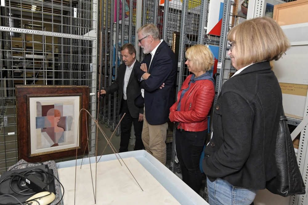 Rundgang im Bauhaus-Archiv: Leiter Lutz Schöbe, Minister Rainer Robra, Grünen- Landtagsabgeordnete Cornelia Lüddemann und Ursula Robra (v.l.).