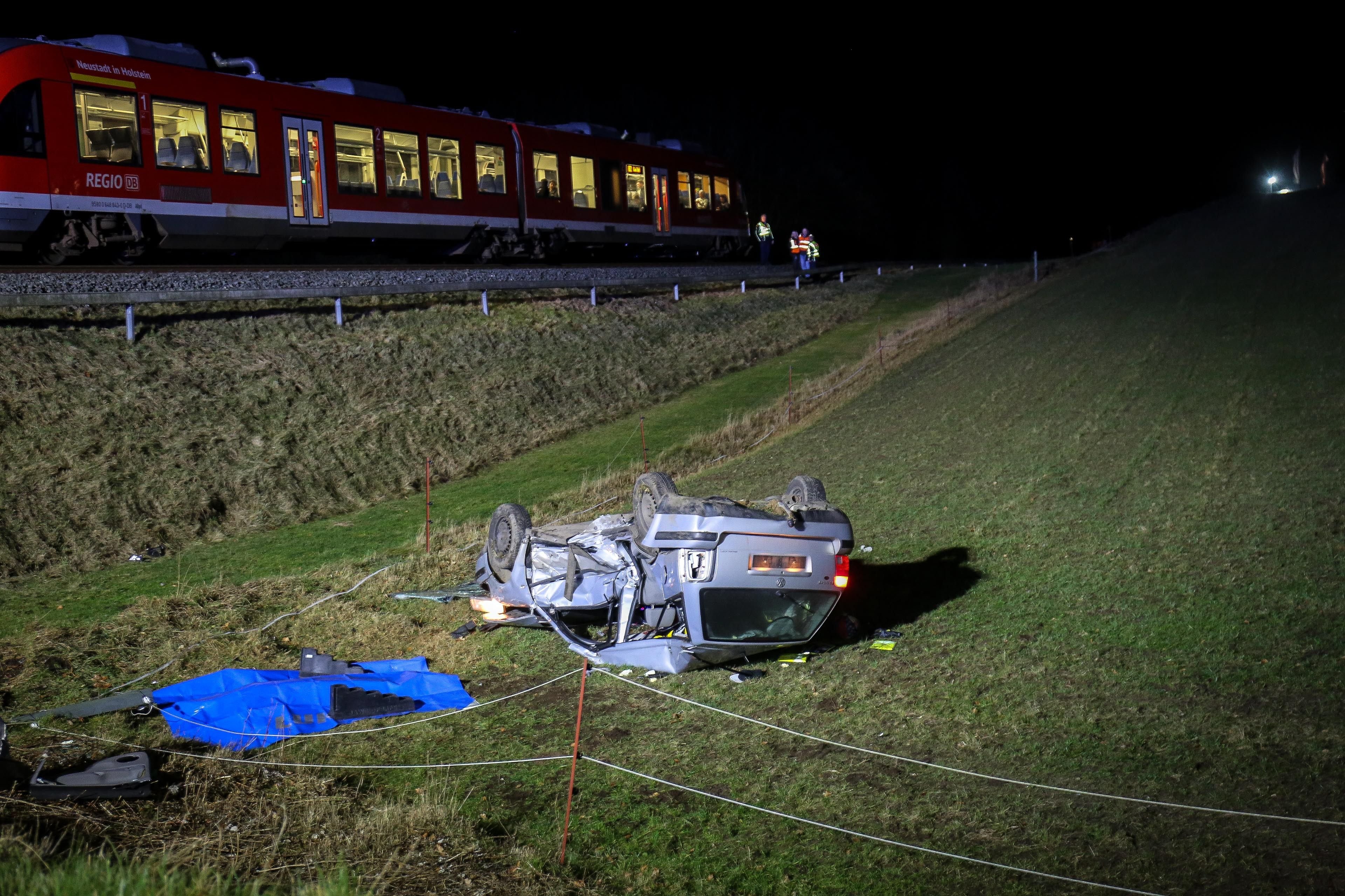 Das Auto wurde von einem Regionalzug in Süderbrarup erfasst.