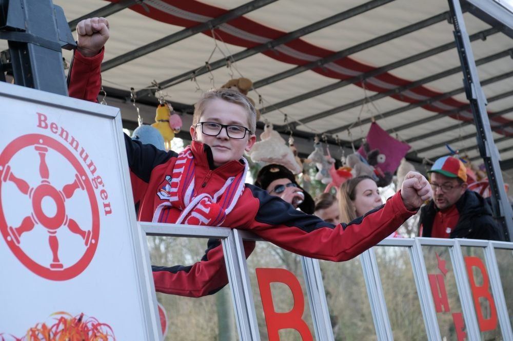 Marius Ottilie auf dem Bennunger Karnevalswagen beim diesjährigen Rosenmontagsumzug in Halle