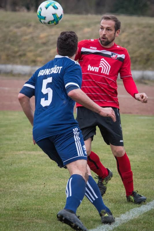 Der SC Naumburg - hier Routinier Thomas Proschwitz (r.) im Spiel gegen Farnstädt - holte in Braunsbedra einen Punkt.