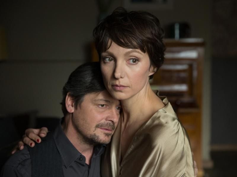 Abel (Fritz Karl) und Ursel Hradschek (Julia Koschitz) befinden sich in einer verzweifelten finanziellen Situation. Langsam reift ein Entschluss. Foto: ZDF/Hannes Hubach/dpa