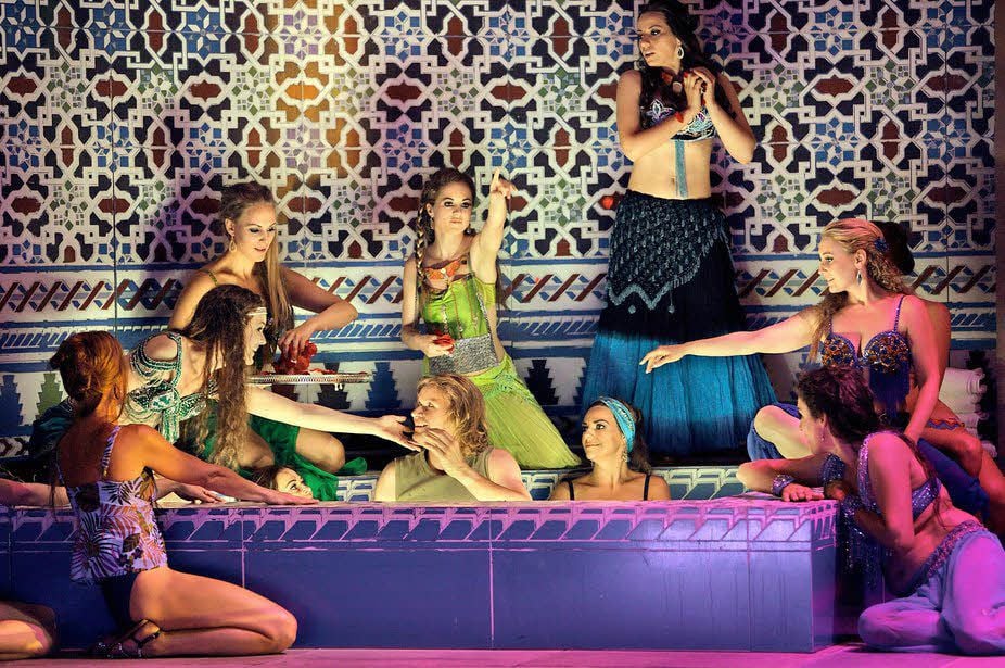 Im orientalischen Dampfbad: Parsifal (Klaus Florian Vogt, Mitte) lässt sich im Hamam verwöhnen.