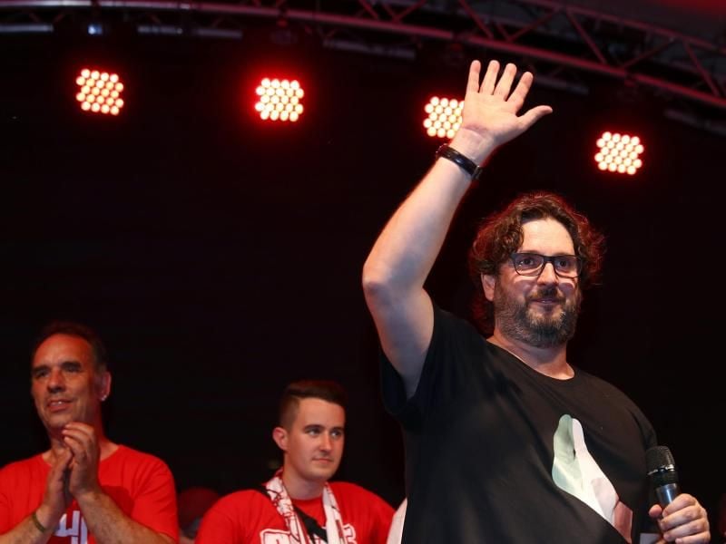 Trainer Andrea Trinchieri (r) hat seinen Kontrakt in Bamberg bis 2019 verlängert. Foto: Daniel Karmann