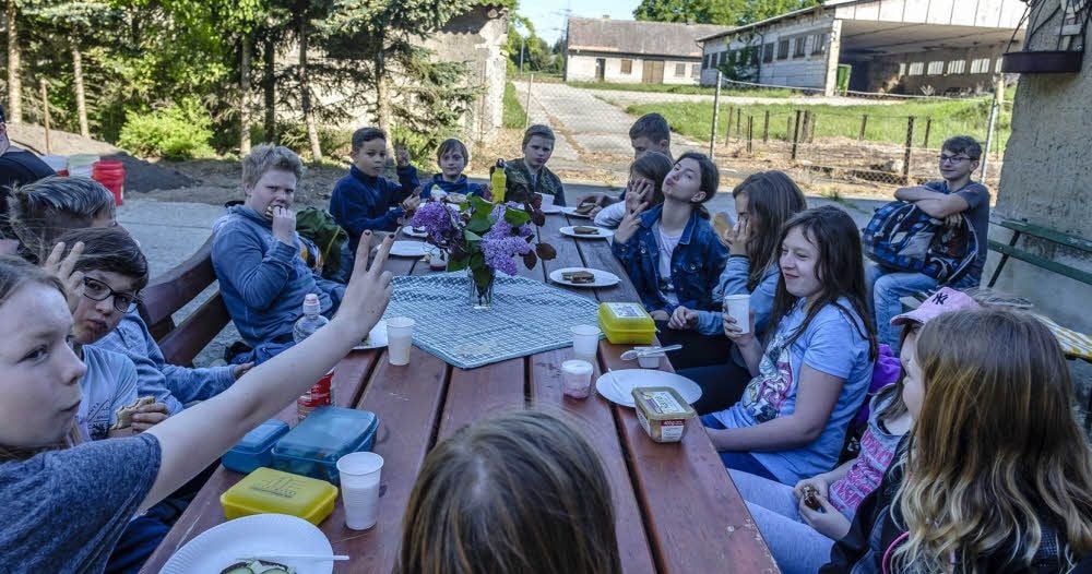 Der Tag auf dem Pferdehof Ahlers begann für die Fünftklässler aus Reinsdorf mit einem gesunden Frühstück.