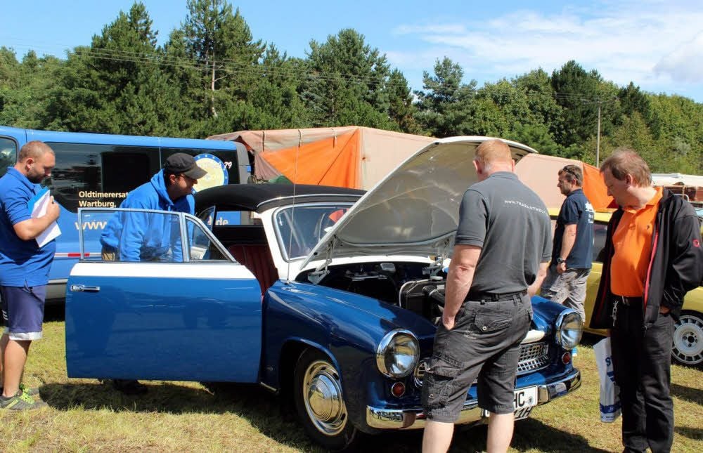 In edlem Blau-Weiß und ausgezeichnet restauriert begeisterte das Wartburg-Cabrio die Bewerter in Mügeln.