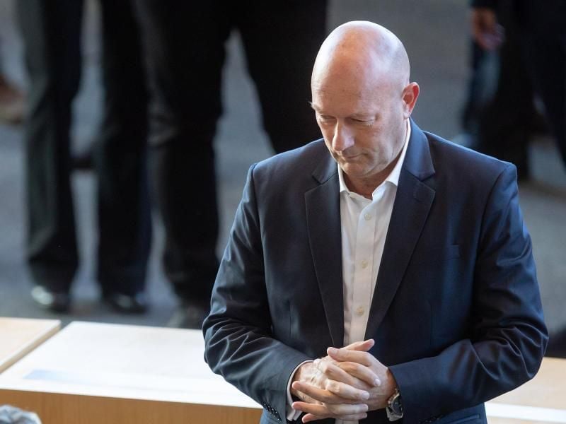 Sieger sehen anders aus: Thüringens neuer Ministerpräsident Thomas Kemmerich, nachdem ihm die Linke-Fraktionschefin Susanne Hennig-Wellsow einen Blumenstrauß vor die Füße geworfen hat. Foto: Michael Reichel/dpa