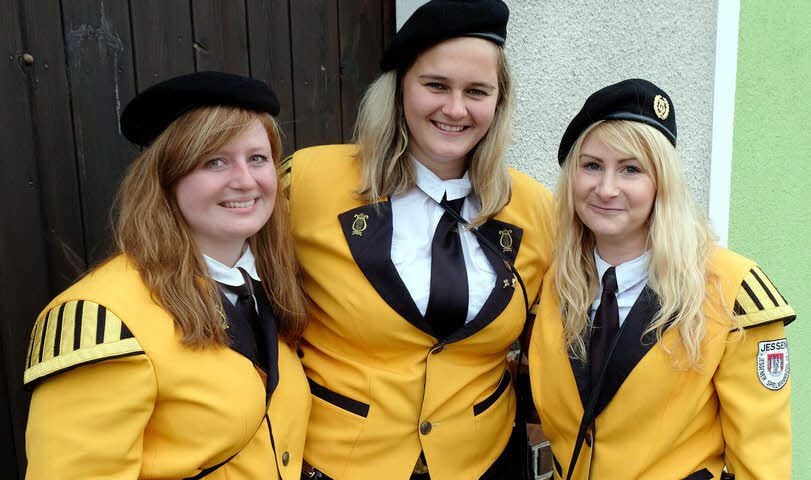 Für Stefanie Zwiersch, Jessica Seidel und Lisa Vossen vom Jessener Spielmannszug ist die Teilnahme am Festumzug Ehrensache.