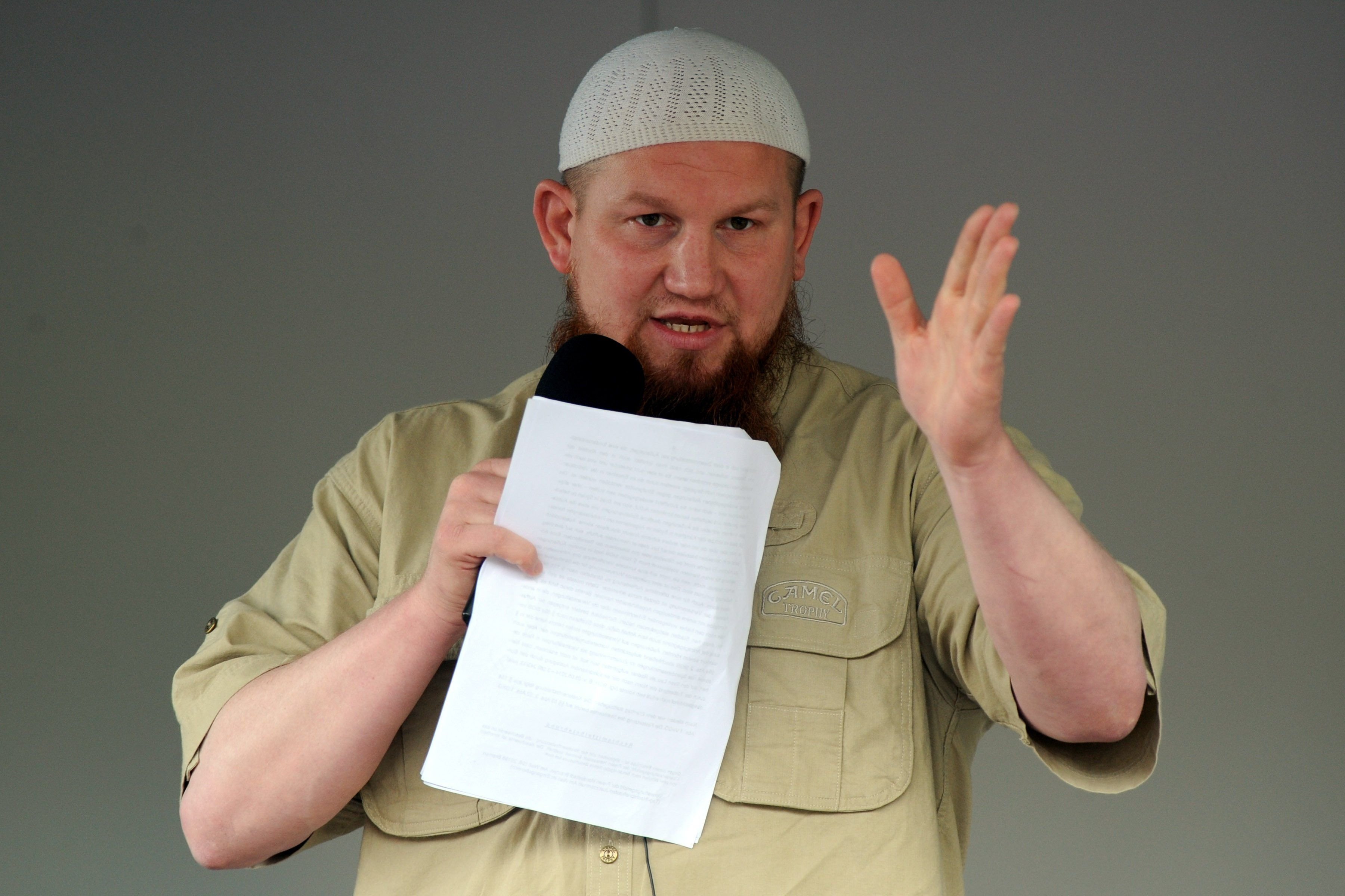 Der salafistische Prediger Pierre Vogel bei einer Kundgebung in Bremen im Jahr 2014.