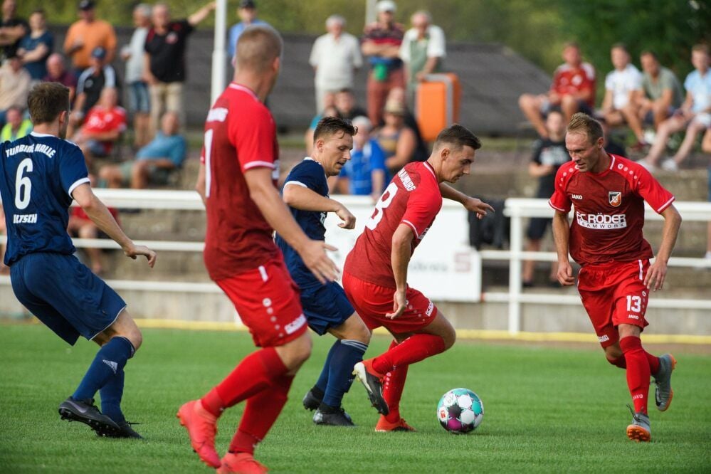 Landesligist SC Naumburg mit dem zu Saisonbeginn formstarken Carsten Pieper (r.) empfängt am Sonnabend auf dem Halleschen Anger Blau-Weiß Farnstädt.