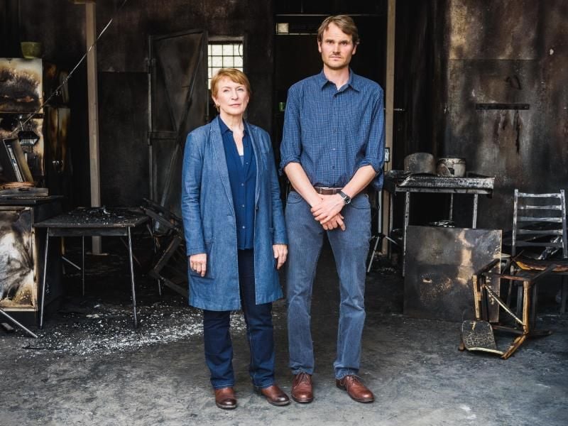 Hauptkommissarin Paula Ringelhahn (Dagmar Manzel) und Hauptkommissar Felix Voss (Fabian Hinrichs) ermitteln wegen eines Brandanschlags auf eine Gemeinschaftsunterkunft für Flüchtlinge. Foto: Nicolas Armer