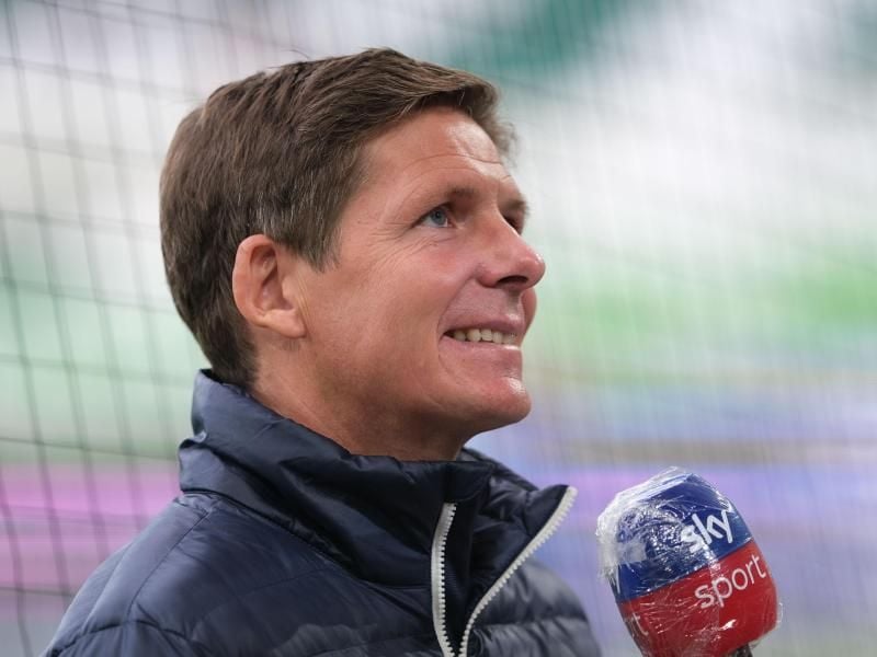 Wolfsburgs Trainer Oliver Glasner stellt sich nach dem Spiel den Fragen der Journalisten. Foto: Peter Steffen/dpa