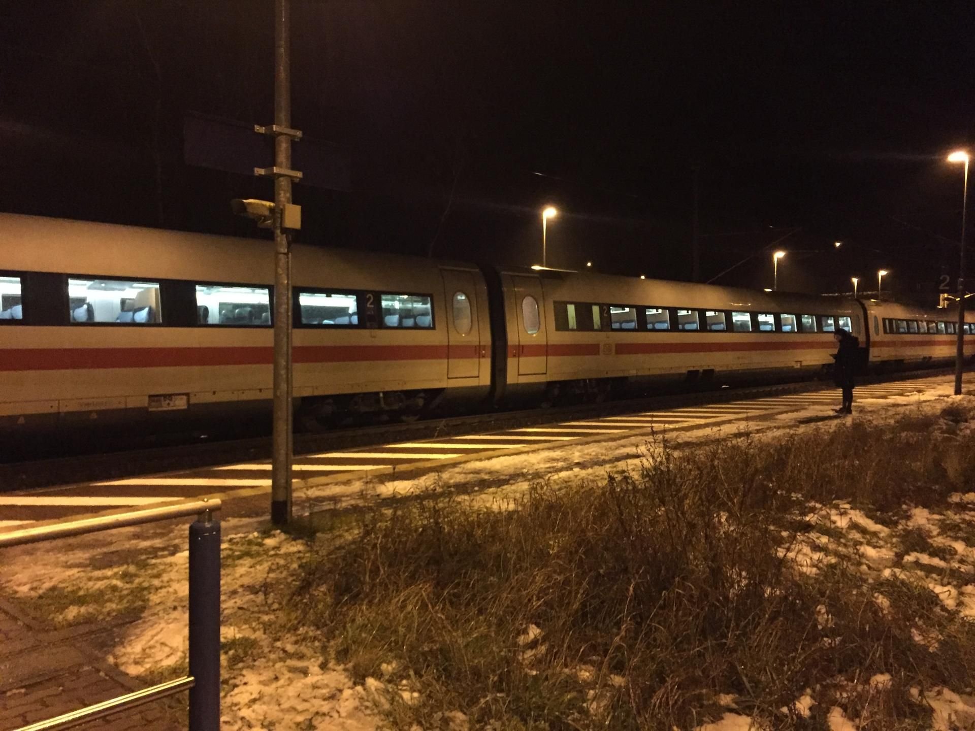 Unfreiwilliger Halt eines ICE in Zörnigall gestern Abend. Der Zug musste geräumt werden.