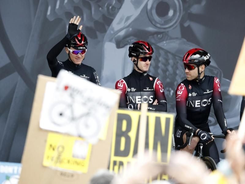Gleich am ersten Tag als Team Ineos sieht sich das Froome-Team Protestlern gegenüber. Foto: Martin Rickett/PA Wire