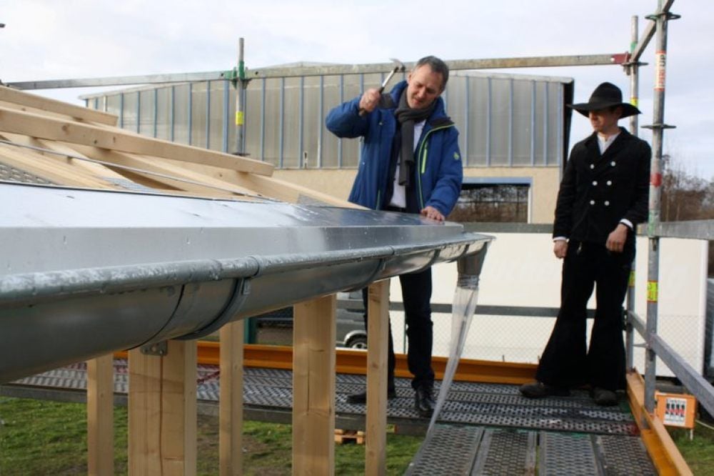 Richtfest im Dezember: Wollenbecker (l.) schlägt den Nagel ein.