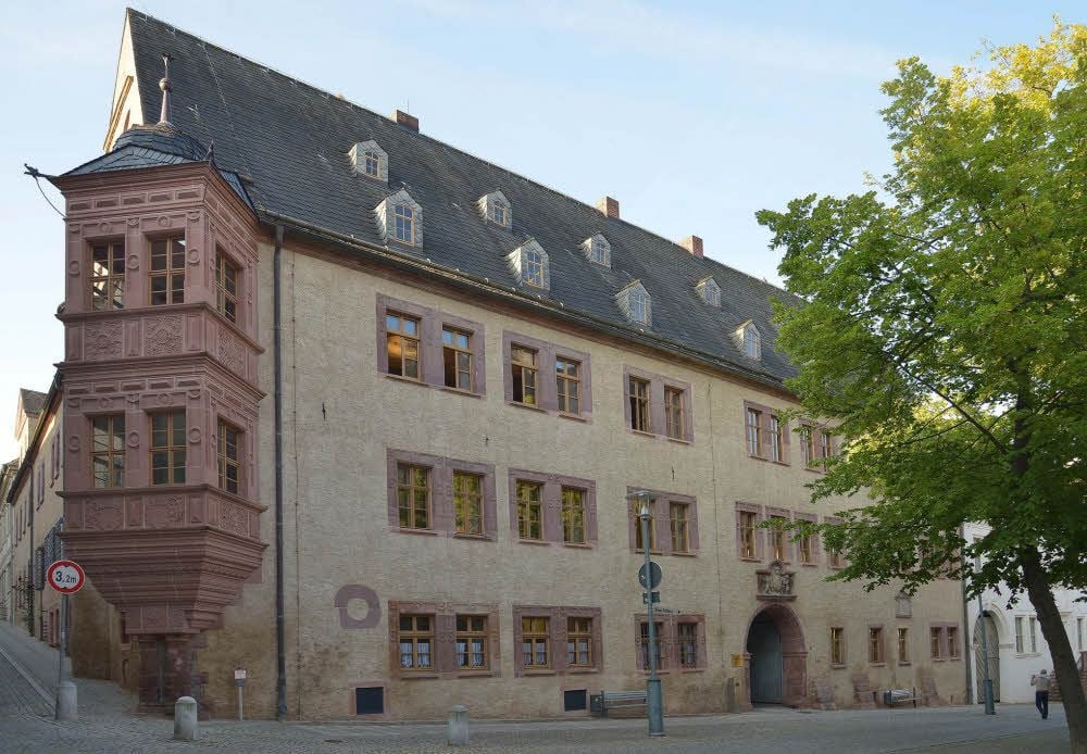 Im Neuen Schloss sitzt heute das Amtsgericht.