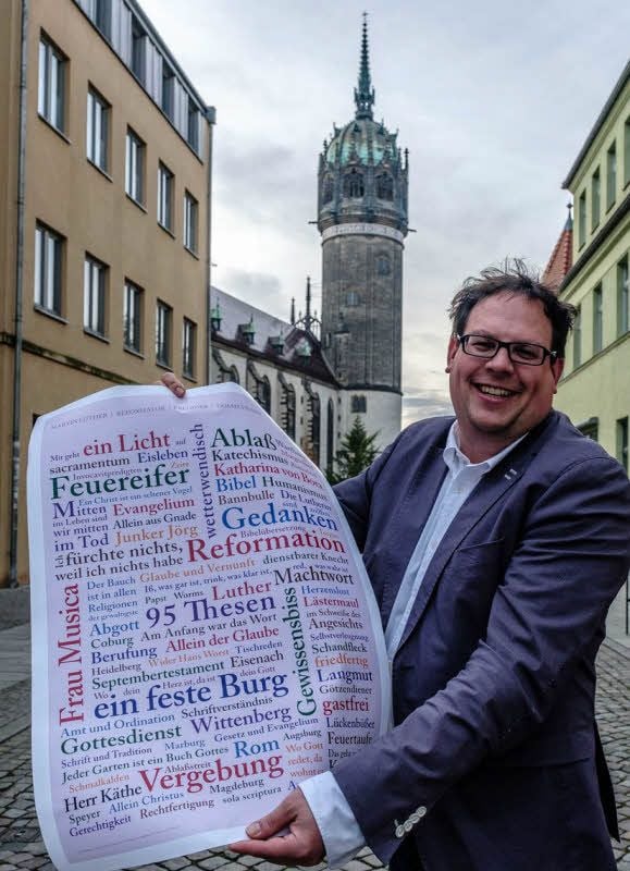 Der Kasseler Lars Hillebold stellt in Wittenberg das Lutherposter vor. Der Pfarrer hatte gemeinsam mit einem Verleger die Idee für das Poster.