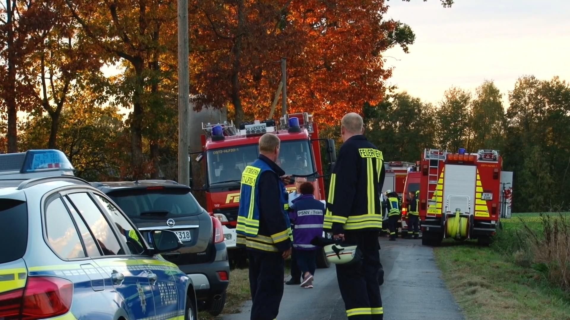 Rettungskräfte stehen an der Unfallstelle in Ostbevern. Beim Rangieren mit seinem Transporter auf einem Hof hat hier ein Mann seinen kleinen Sohn überfahren.