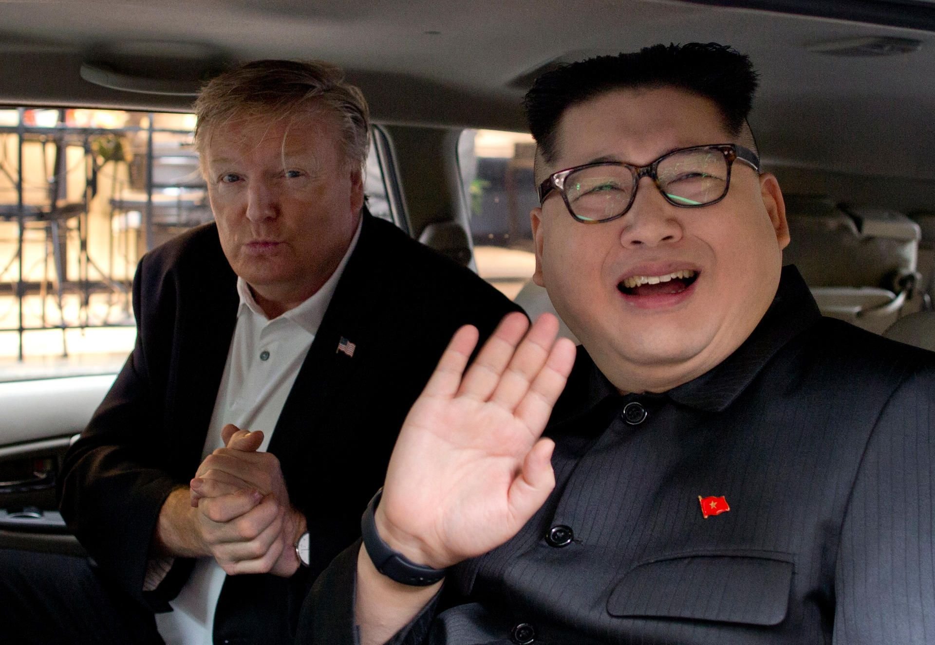 Howard X (r.), ein Australier, der sich als nordkoreanischer Machthaber Kim Jong Un verkleidet hat, und Russel White, der US-Präsident Trump imitiert, sitzen in einem Auto.