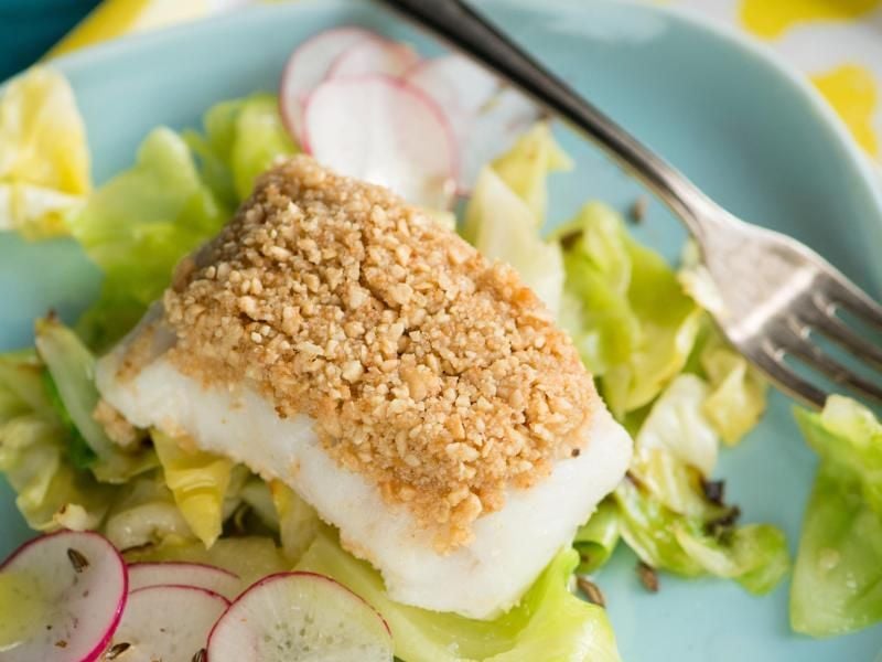 Fisch ist eiweißreich und voller ungesättigter Omega-3-Fettsäuren, deshalb sollte er bei Kindern ein- bis zweimal pro Woche auf dem Speiseplan stehen. Foto: Manuela Rüther
