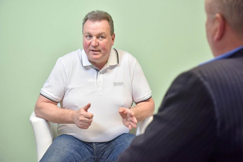 Olaf Maruhn im Gespräch in seiner Praxis in Tornau vor der Heide.