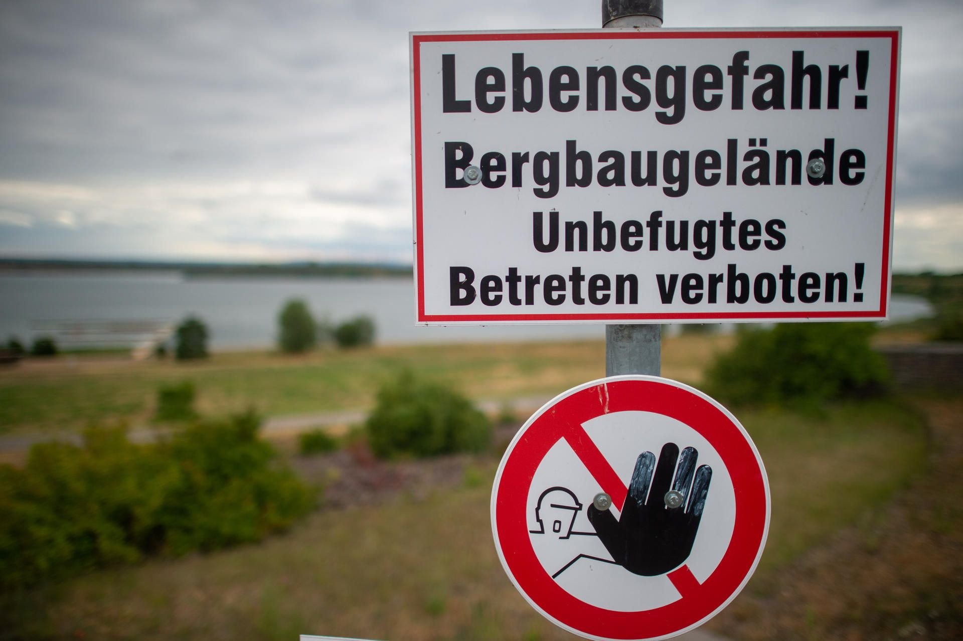„Lebensgefahr! Bergbaugelände - Unbefugtes Betreten verboten!" steht auf einem Warnschild, das vor dem Ufer des Concordias Sees aufgestellt wurde.