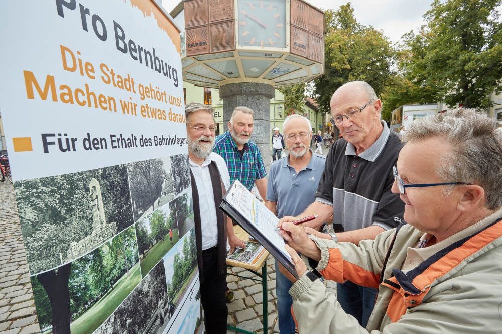 Ronald Rabenstein (von rechts) war am Freitag einer der letzten von 4.000 Menschen, der bei Eberhard Balzer, Friedel Meinecke, Anton Spitz und Erich Buhmann am Informationstand an der Weltzeituhr unterschrieb.