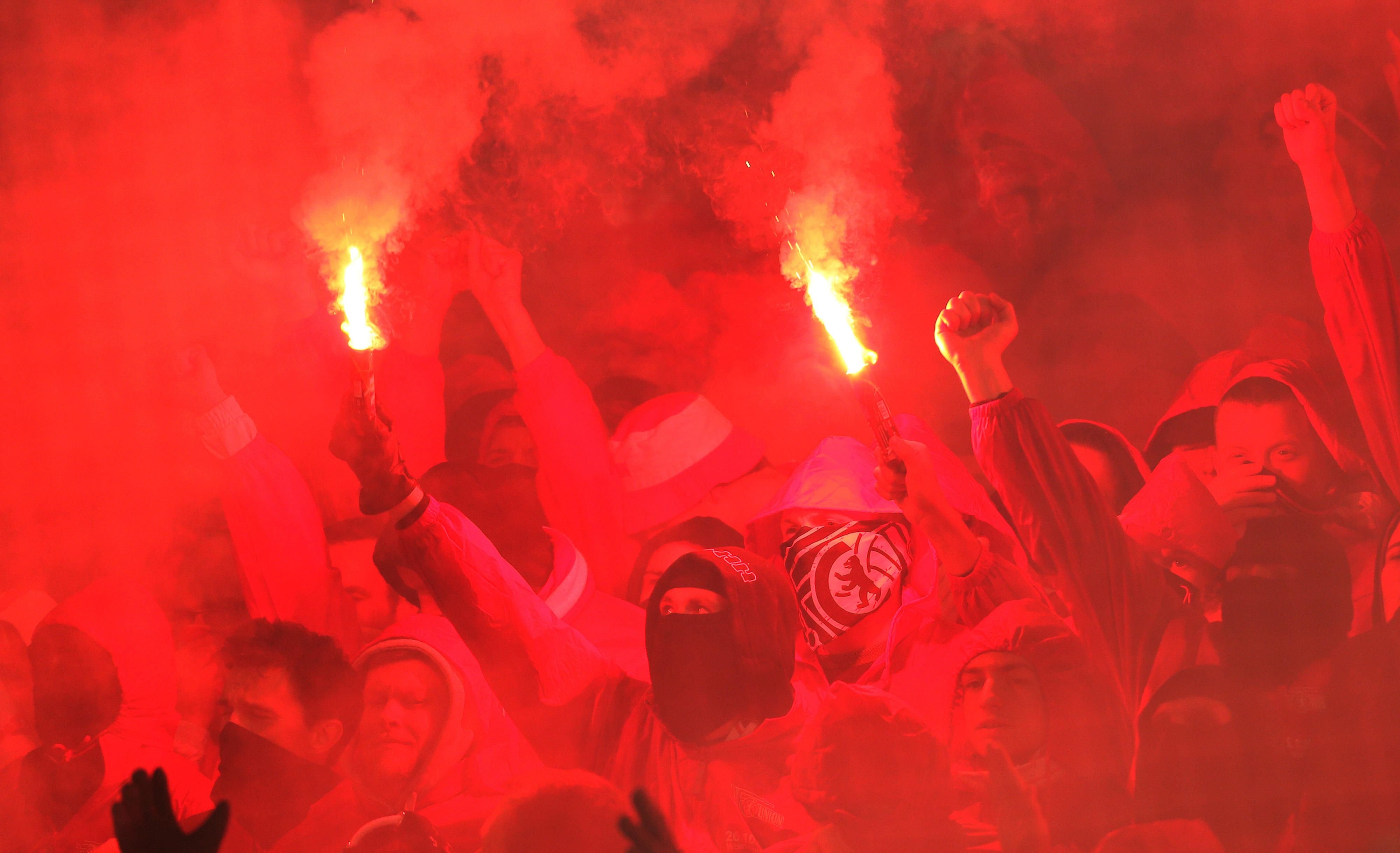 Beim Pokalspiel in Dortmund haben Fans von Union Berlin Pyrotechnik abgefackelt.