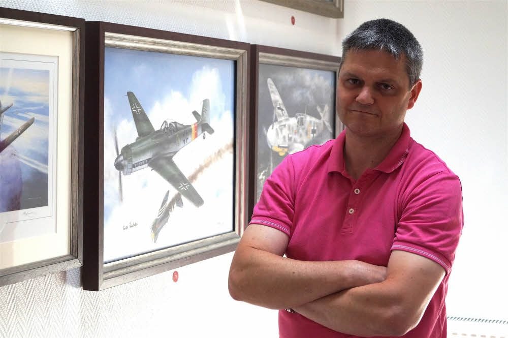 Raimo Modler sammelt Gemälde mit Militärmotiven, die auch von Militärs signiert sind.