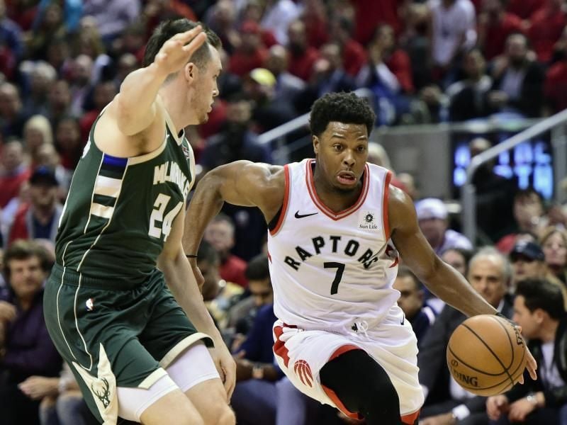 Kyle Lowry (r) von den Toronto Raptors setzt sich gegen Milwaukees Pat Connaughton durch. Foto: Frank Gunn