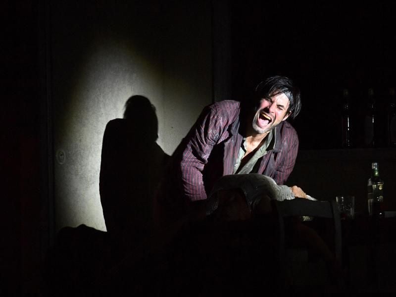 Stanley (Max Simonischek) ist Hauptperson des Stücks. Er ist ein heruntergekommener Schluffi im schmuddeligen Morgenmantel, der behauptet, ein talentierter, wenn auch glückloser Konzertpianist zu sein. Foto: Barbara Gindl