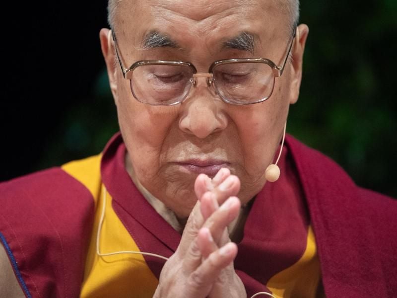 Der Dalai Lama will den Menschen mit Musik helfen. Foto: Marijan Murat/dpa