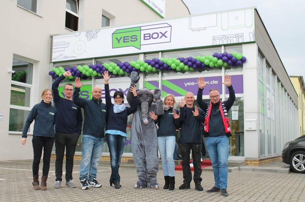 Eröffnung mit Elefant: Bei „Yes Box“ in der Ottostraße werden ab Mittwoch Stauräume über das Internet vermietet.