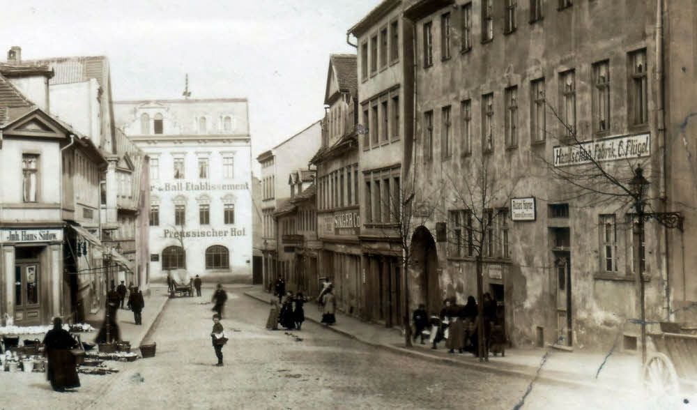 Blick in die geschäftige Judenstraße um 1900. Im rechts abgebildeten Haus Altmarkt 13 begründete der Stellmacher Friedrich Degelow seine Kinderwagenfabrik, die er später in die Weißenfelser Straße 1 verlegte.