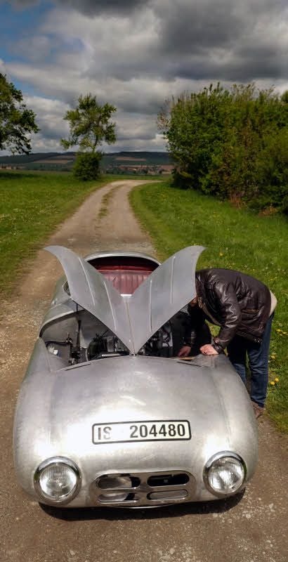 Zum Abheben: Zwei Flügeltüren ermöglichen für Horst-Dieter Görg den Blick ins Innere des Hanomag-Diesels.