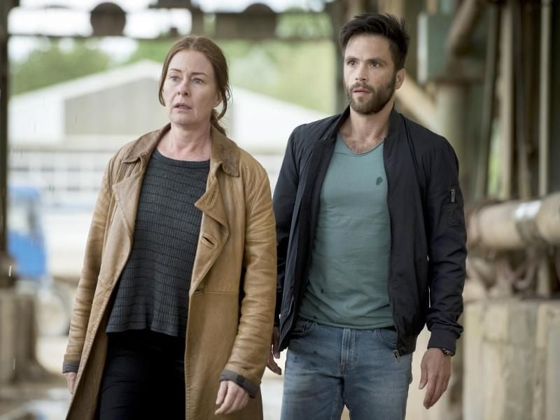 Knapp geschlagen: Die Ex-Stasi Spionin Anne Marie Fuchs (Lina Wendel) und der Im- und Exporthändler Youssef El Kilali (Karim Cherif) lösen ihren ersten gemeinsamen Fall mit unorthodoxen Methoden. Foto: WDR/Martin Rottenkolber