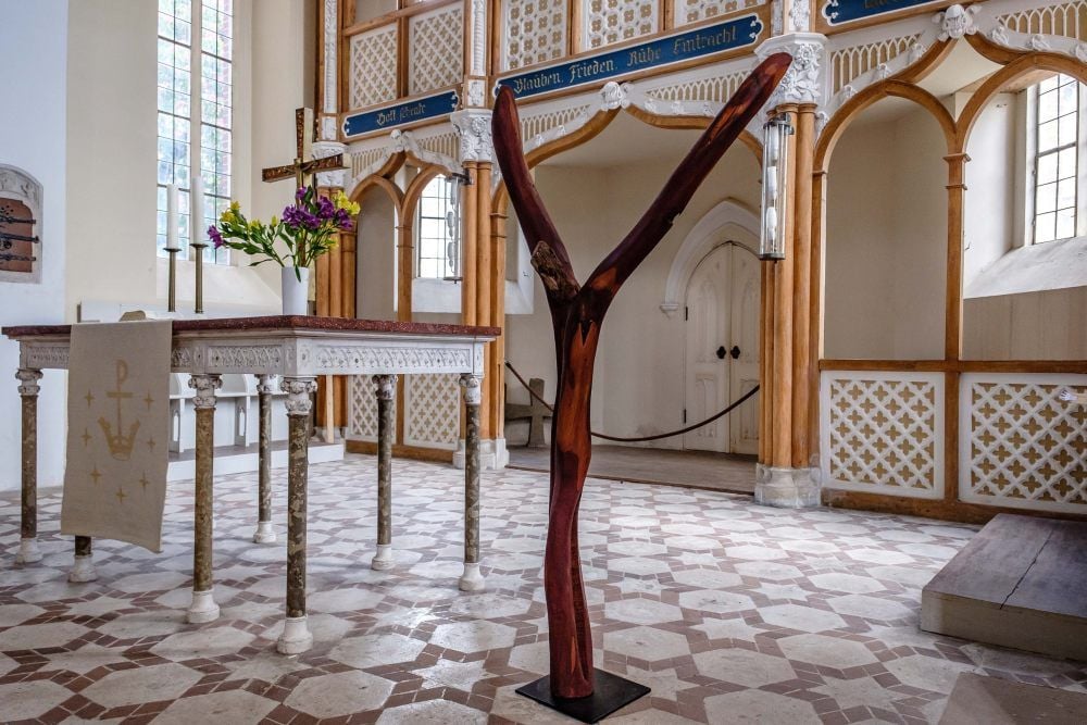 Der Engel des Bildhauers Hans-Ulrich Kittelmann steht seit rund einem Jahr in der Wörlitzer Kirche. Weitere Skulpturen des Künstlers und Plastiken von Rickson Z. Murehwa zeigt eine neue Gemeinschaftsausstellung, die am Sonnabend eröffnet wird.