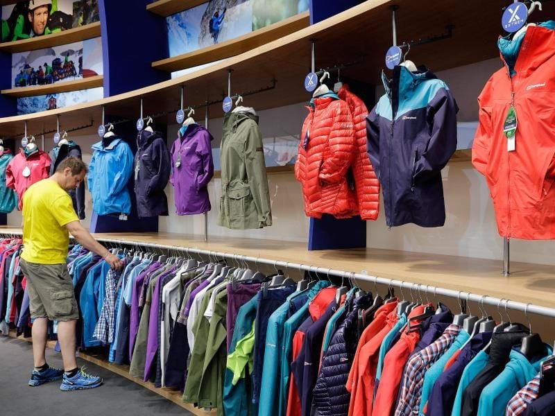 Rot, Lila, Blau: Auf der Messe ist es meist noch bunter als im Handel - und auf der Straße. Foto: OutDoor Friedrichshafen/Anja Koehler
