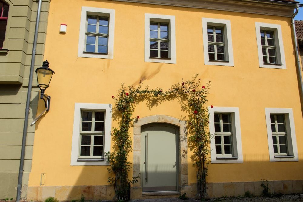 Rauchspuren und angesengte Fensterrahmen statt Protestplakat - so sah es am Morgen nach der Brandstiftung an einem Naumburger Wohnhaus aus.
