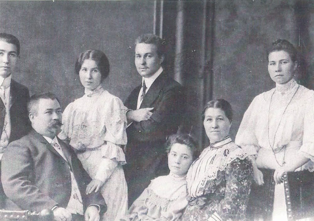 Emil Wolff (l.) mit seiner Frau Amalie (sitzend, dunkles Kleid) und ihren Kindern