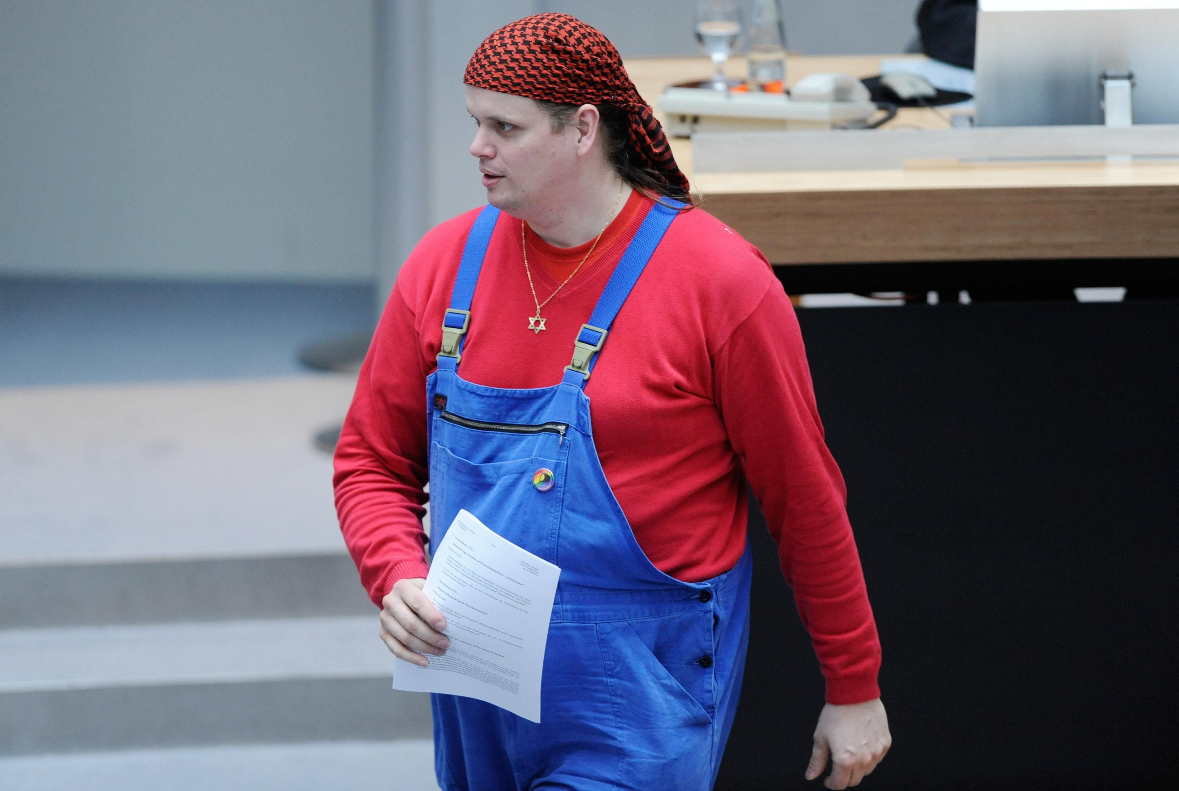 Claus-Brunners Markenzeichen waren die Arbeiterlatzhose und das Palästinensertuch, das er sich immer um den Kopf wickelte.