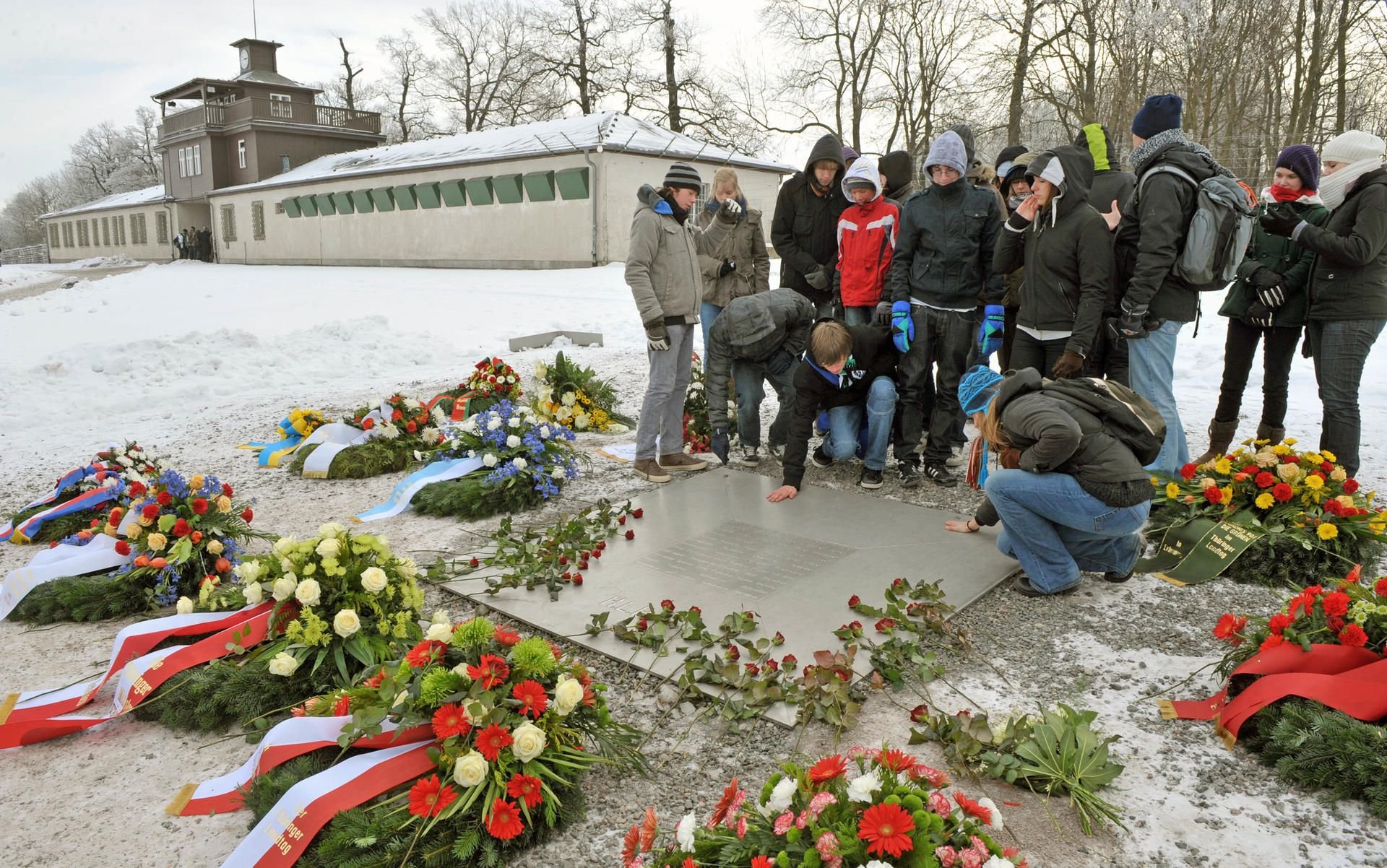 In der KZ-Gedenkstätte Buchenwald bei Weimar gedenken Schüler der Opfer des Nationalsozialismus.
