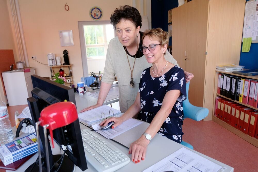 Schulleiterin Ingrid Mehlhorn (links) und Sekretärin Bettina Hecht nutzen einen Teil der Ferien, um die Bildungseinrichtung in Seyda gemeinsam auf das neue Schuljahr vorzubereiten.